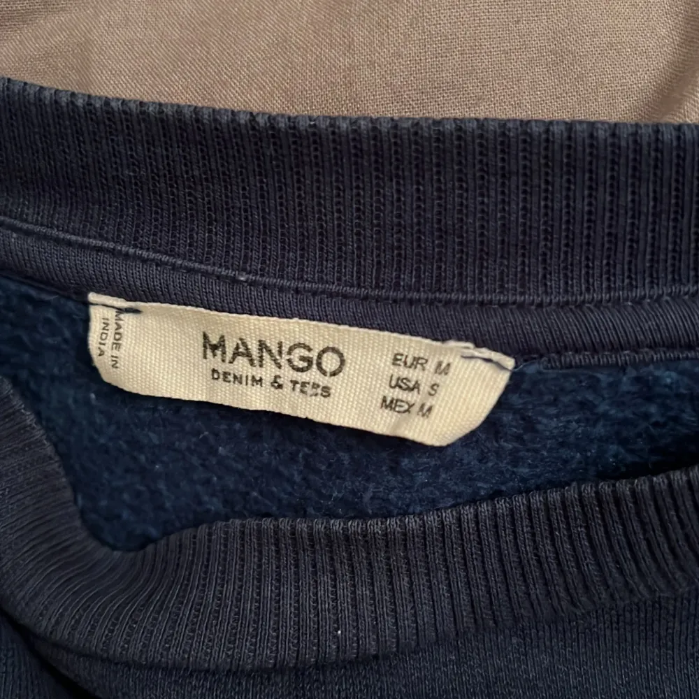 Sweatshirt från Mango i storlek M 110kr + frakt❣️ Jag står ej för postens slarv!. Tröjor & Koftor.