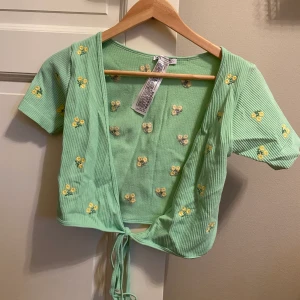 Blommig kofta - Zara - Blommig kofta, från Zara, i stl XS-S. 