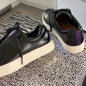 Eytys Doja Läder - Knappt använda, kanske använt skorna Max 3 gånger, ser ut som nya! Säljer pga fel storlek🫶🏼🫶🏼 As fina och passar bra till allt! Köpte för 1899kr.
