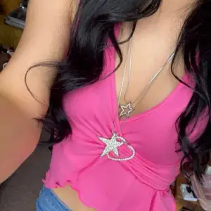 Hejjj! Säljer denna skit snygga rosa toppen med detaljer såsom ett hjärta, jätte fin och passar sååå bra med y2k stilen. Mitt tips är lågmidjade jeans och baggy pants😫 Super fin och ger bratz vibe🤙