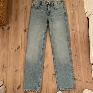 Väldigt fina Jeans från Zara, aldrig använda. Köparen står för frakten 🌸