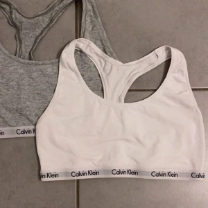 Calvin Klein toppar - Säljer dessa super fina ck toppar i storlek s/m. Skicket är mycket bra då de enbart är använda ett fåtal gånger. 100 kr styck!