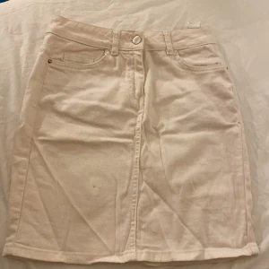 Vit kjol - En fin vit kjol i storlek 34 (xs), vilket passar även för s också🤩de fläckar som syns på bilderna kan enkelt tas bort i tvätten.