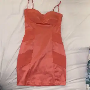 En super snygg knappt använt rosa kort klänning från Elise Ryan😍🥳 storlek xs-s Den har pading i bröst delen. 