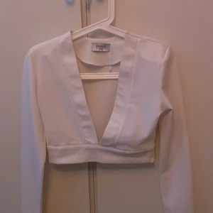 Topp - Säljer denna snygga crop toppen från chiquelle! Aldrig använd (för liten) 