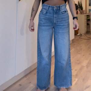 Jeans från Gina Tricot, modell Idun Petite. Strl 38. Utan stretch. Använda ett fåtal gånger. För referens är jag 163 cm. 💗 frakt tillkommer alltid!