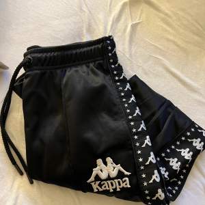 Ett par fina byxor från Kappa som inte kommer till användning längre. Dem är skön i materialet och har en dragkedja vid anklarna.