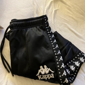 Kappa byxor  - Ett par fina byxor från Kappa som inte kommer till användning längre. Dem är skön i materialet och har en dragkedja vid anklarna.