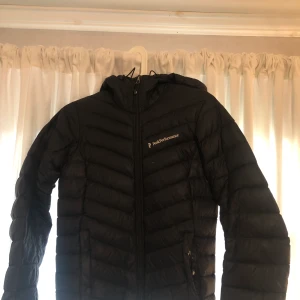 Peak performance jacka dam - Peak jacka i storlek xs  Finns hål på höger arm baksida men lagat med lapp