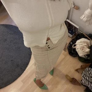 Kjol & Kofta - Säljer min kjol från Zara och koftan från Nelly! Älskar de olika plaggen separat men också tillsammans. Båda är sparsamt använda. Koftan har även långa armar vilket är ett stort plus från min sida. Kjolen säljer jag för 150kr och koftan för 100kr☺️💕💕🌸 