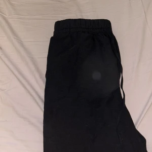 Svarta linnebyxor  - Säljer mina svarta linnebyxor då jag inte använder dom alls❤️ jätte fina använda fåtal gånger, super sköna, inga defekter alls så gott som nya 