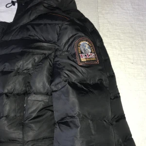 Parajumper jacka Dam strl M - Hej jag säljer min para jumper jacka som jag har tröttnat på och nu vill sälja, det är storlek M och färgen svart. Priset kan diskuteras.