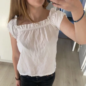 Linné T-shirt med volang 💋 - Jag säljer min fina T-shirt i linne material. Endast andvänd 1 gång på en skolavslutning så att den är som nyandvänd. Hör av dig om du har förslag på pris 💋 säljer pga att den inte kommer till andvänding