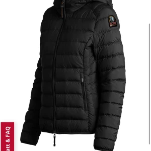 Äkta parajumper juliet - Äkta parajumper jacka köpt hos skitstarshop för 4199 säljer den för halva priset vilket är 2099 vid snabbt köpt kan jag gå ner med priset .