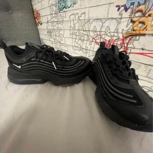 Nike Zoom 950 - Hej, säljer helt nya Nike zoom 950 använda bara 1 gång. Storlek 38 Ny pris 1300 mitt pris 500 