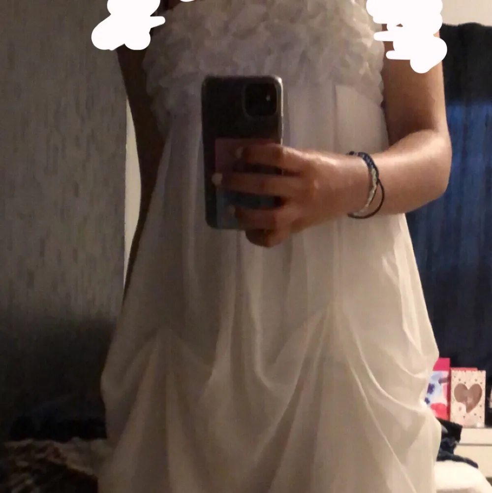 En väldigt fin vit klänning, längd till över knäna. Aldrig använd, kan användas på fester eller en helt vanlig dag. . Klänningar.