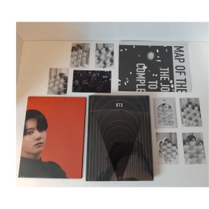 BTS Map Of The Soul ON:E Photobook Route ver. - Säljer min mots on:e photobook då jag har 2 stycken.  Bara det som syns på bilderna ingår dvs: 2 affischer, 1 lenticular card samt 1 film card set (7ea 1set).  Det är pris +frakt  Tveka inte att höra av er om ni undrar något<3