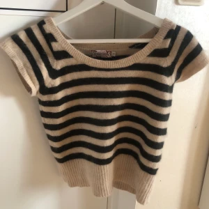 Topp från Indiska  - Fin stickad topp från indiska, storlek M, i mycket bra skick, materialet är lite stickigt