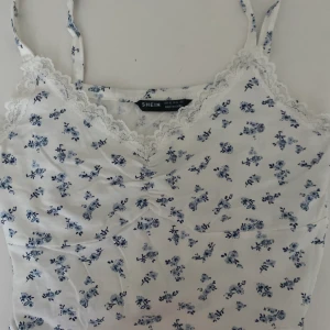 spets topp strl Xs - jätte fint blommigt spets linne från shein! Köpt för länge sen men bara använt några få ggr❤️ lite långa band men går att fixa! Små super söta blå blommor som detalj på hela varan
