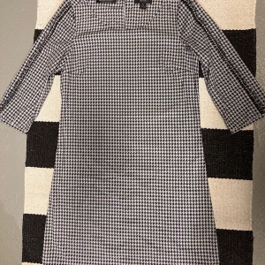 Klänning Maison Scotch - Klänning från Maison Scotch. Helt ny, men utan prislapp.  Storlek: 1 Material: Polyester