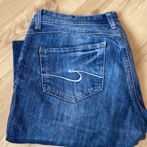 Lowwaist jeans  - Säljer dessa jeans då de ej kommer till användning och är lite för korta på mig. Finns ingen storlek på men skulle säga att de är 34 