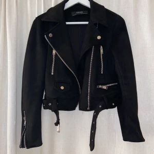 Svart Mocka Jacka Cropped Zara 34 - Mocka jacka från Zara 34 