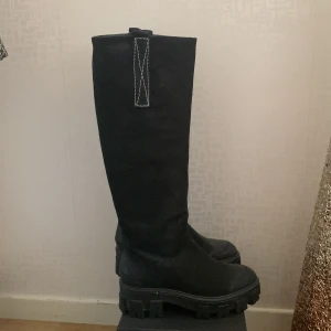 Stövlar - Ett par helt oanvända stövlar från Billie Bi. Ordinarie pris 3000kr Säljer dom för 1000kr i storlek 37. Köparen står för frakten!