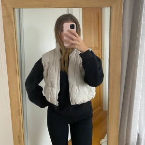 Beige väst  - Säljer en superfin väst från H&M! 💕 Den är i storlek M men skulle mer beskriva den som en S. 