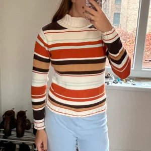 Randig polotröja - Säljer denna randiga polotröja som jag har köpt från humana. Tröjan har syn på användning men annars i fin sick❤️