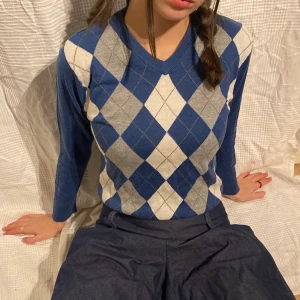 Blå argyle  - Så snygg argyle rutig tröja, kan stylas på många olika sätt. I fint skick ✨💙