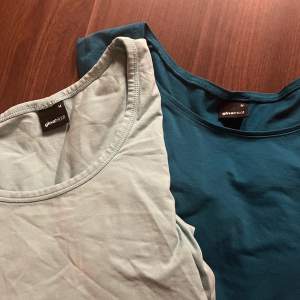 skriv för fler bilder!! säljer två långärmade tröjor i olika nyanser av blå! dom är långa i modellen! 45kr + frakt