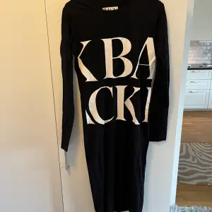 Jätte fin långärmad t-shirt klänning från BACK, köpt på Åhléns City, älskar den men är tyvärr för liten för mig nu. Nypris: 1399:- Säljer för 150kr storlek 34 ( lite större i storlek så skulle nog säga passar en 36:a)
