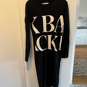 Back långärmad t-shirt klänning - Jätte fin långärmad t-shirt klänning från BACK, köpt på Åhléns City, älskar den men är tyvärr för liten för mig nu. Nypris: 1399:- Säljer för 150kr storlek 34 ( lite större i storlek så skulle nog säga passar en 36:a)