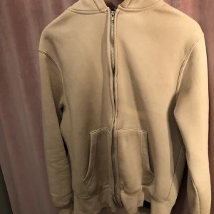 Pull&bear zipup hoodie - Asfin hoodie som inte kommer till användning, jag är en S o den sitter perfekt. Kostar 800 nypris. Köparen står för frakten❤️