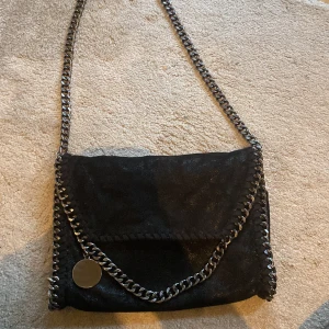 Stella McCartney - Säljer nu denna super fina Stella  MacCartney liknande väska (inte äkta) i bra skick. Kontakta privat av intresse av fler bilder.