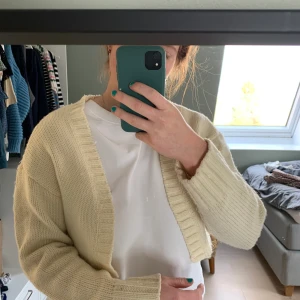 Gul stickad bolero nakd - Gul stickad bolero från Nakd. Använd ett fåtal gånger. Perfekt till sommaren