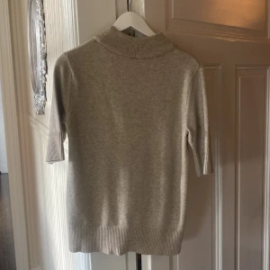 Stickad tshirt - Oanvänd tröja från vila! Nypris 399❤️