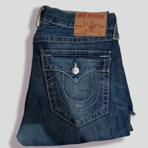 True religion jeans - Skitcoola true religion jeans i modellen ”ricky”. Jeansen har en lädertag jag inte sett på några andra jeans, likt levis. Jeansen är straight fit kanske lite baggy🖤💜  #BenimDenim innerben: 72 ytterben: 97 midja storlek: 33