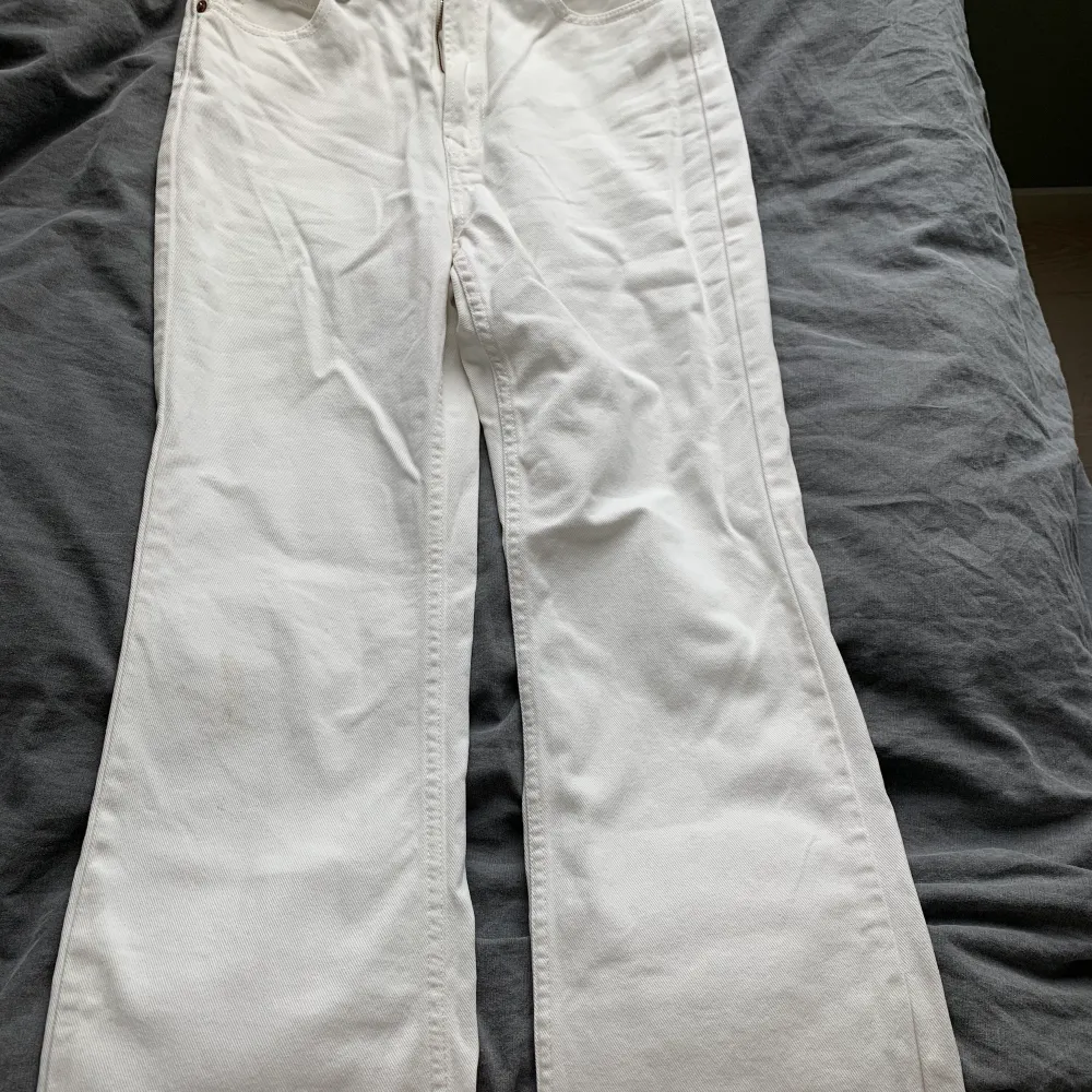 Vita jeans från Stradivarius storlek 38. Utsvängda nedtill . Jeans & Byxor.
