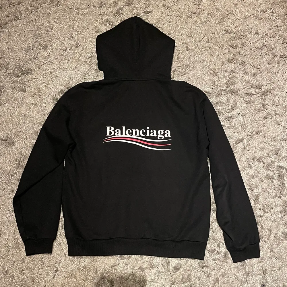 Balenciaga campaign hoodie i jättebra skick! Köpt från vestiare som även legit checkat tröjan, kolla på bilden ovan  . Tröjor & Koftor.