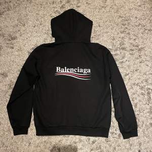 Balenciaga campaign hoodie i jättebra skick! Köpt från vestiare som även legit checkat tröjan, kolla på bilden ovan  