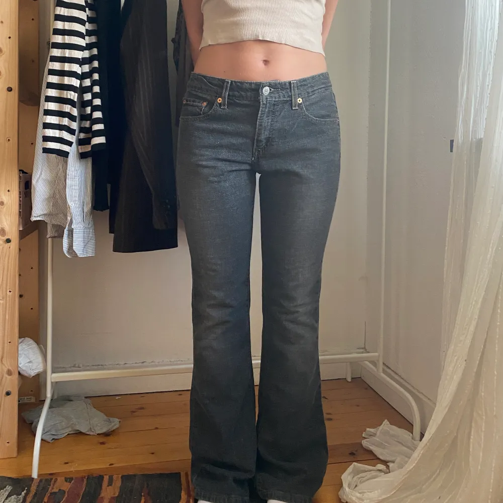 De perfekta bootcutjeansen från Levis köpta secondhand. Aldrig använda så bra skick! Supersnygg grå färg. Skriv vid frågor💓💘💝. Jeans & Byxor.