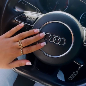 Dior smycken - Säljer nu mina fina diorsmycken. Kan säljas styckevis men kan även diskutera ett bra pris för hela settet. För pris storlek samt fler bilder skicka ett meddelande till mig 🫶🏼 köparen står för frakten 💕. ALLT ÄR ÄKTA❤️‍🔥