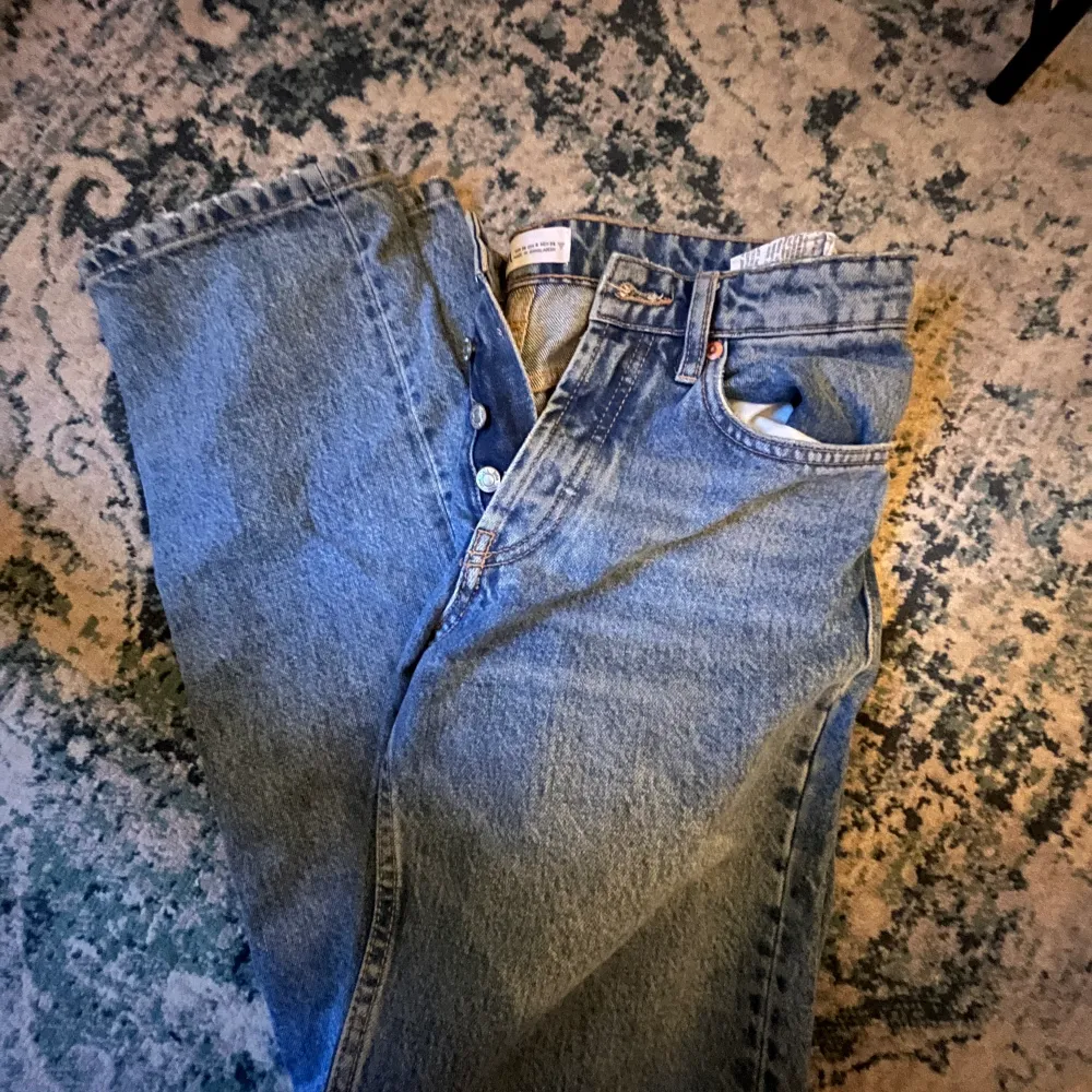 Svin snygga lågmidjade jeans från Zara som inte passar mig längre :(❣️. Jeans & Byxor.