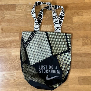 Ann-sofie back x Nike väska - Ann-Sofie Back x Nike tygväska från ett samarbete dom gjorde 2015.