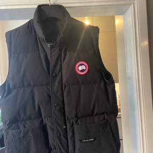 Canada Goose Väst - Storlek L, cond 9/10 knappt använd.