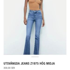 Zara Jeans  - Hej! Jag säljer mina flare zara jeans i storlek 40. Dom är helt nya prislappen är kvar. Säljer pga att jag tycker dom är för långa och passar inte mig bra jag är 164 cm! Köpte de för 360 kr! Säljer för 200+ frakt