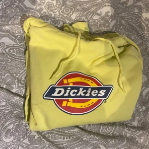 Dickies hoodie - En neon gul dickies hoodie i storlek L (normal dam storlek) Nyskick då jag använt den högst 5 gånger.  400kr och då ingår frakten i priset 