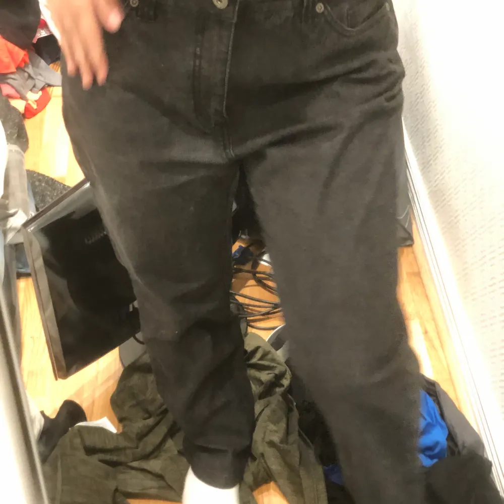 Jätte fina mörkgråa/svarta jeans i storlek 40. Jeans & Byxor.
