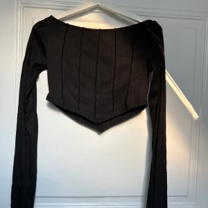 Hanna Schönberg-topp - Denna superfina topp är från Hanna Schönbergs kollektion för NA-KD. Den är endast använd ett fåtal gånger och är därför i bra skick. Storlek S. Jag säljer den för 200 kr exklusive frakt. 